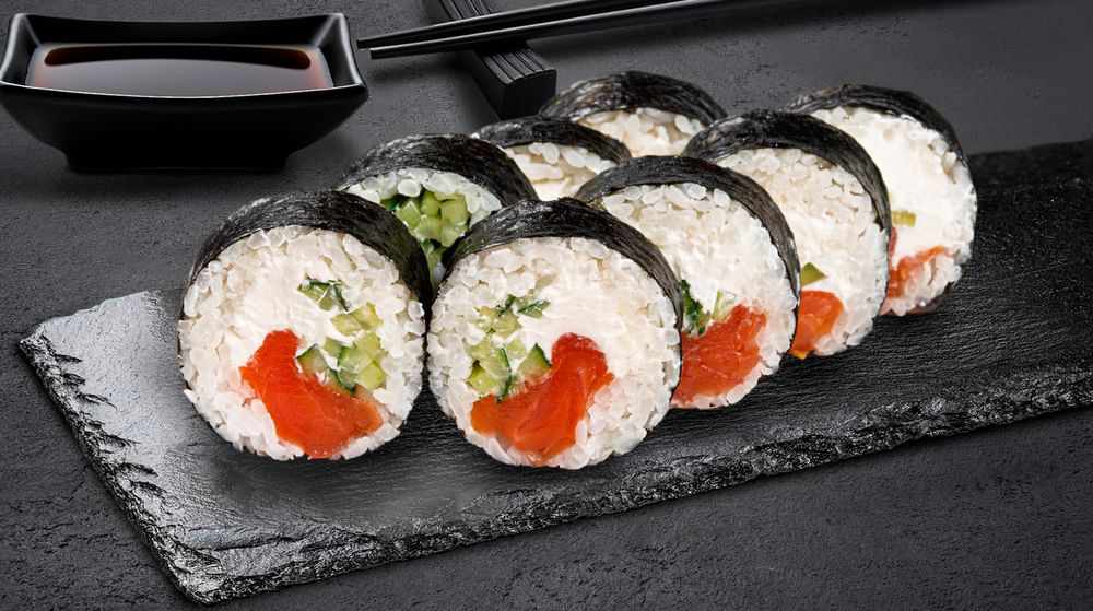 Футомакі з лососем